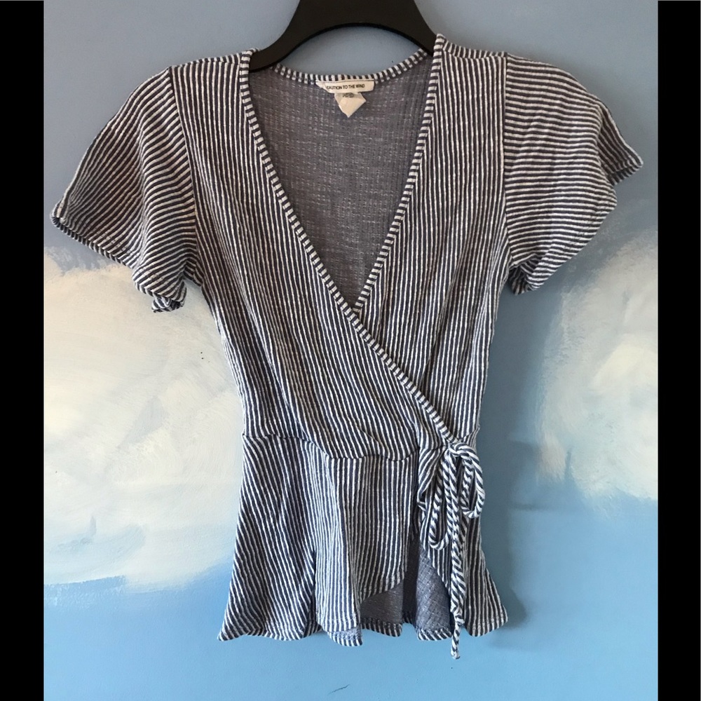 💕Free w Purchase💕 Cute wrap top